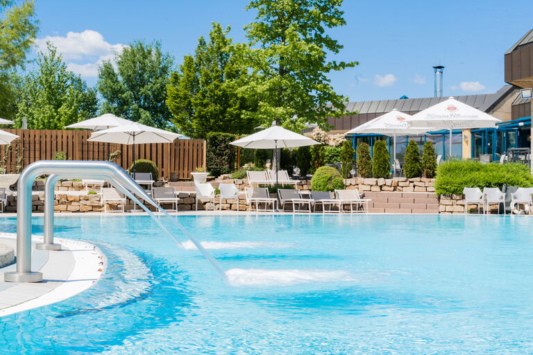 Aussenbereich der Sachsen Therme Schwimmbad Freibad Leipzig