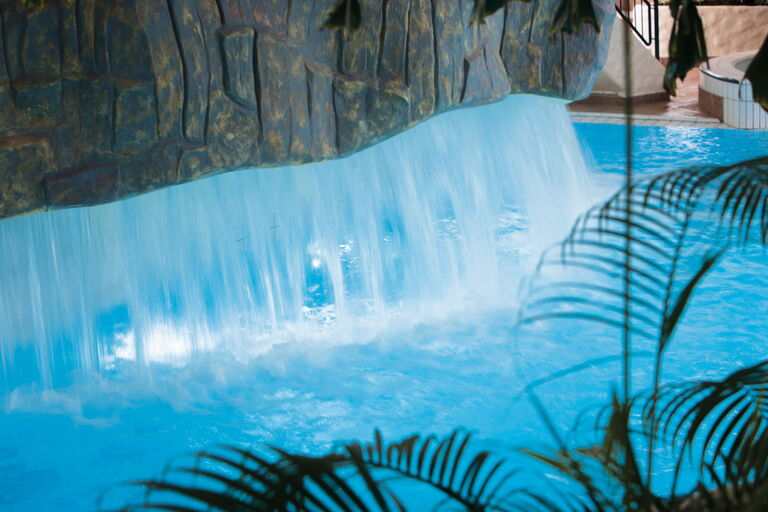 Wasserfall im Hallenbad Sachsen in der Sachsen Therme